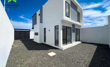 EN VENTA CASA MODERNA - ATRS DE LA CLNICA SAN GREGORIO - MANTA