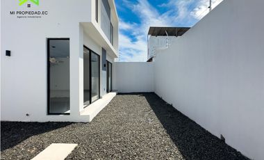 EN VENTA CASA MODERNA - ATRS DE LA CLNICA SAN GREGORIO - MANTA