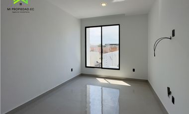 EN VENTA CASA MODERNA - ATRS DE LA CLNICA SAN GREGORIO - MANTA