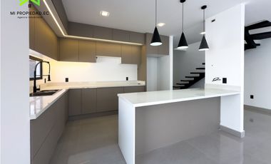 EN VENTA CASA MODERNA - ATRS DE LA CLNICA SAN GREGORIO - MANTA