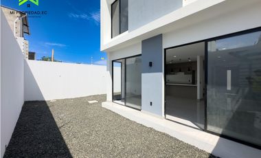 EN VENTA CASA MODERNA - ATRS DE LA CLNICA SAN GREGORIO - MANTA