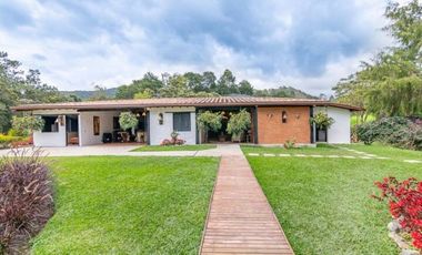 Arriendo casa campestre amoblada en La Ceja con lago