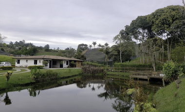 Arriendo casa campestre amoblada en La Ceja con lago