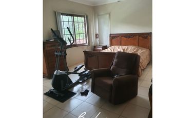 SE VENDE ALQUILA CASA CON PISCINA EN CAMINO DE CRUCES, CLAYTON (5)