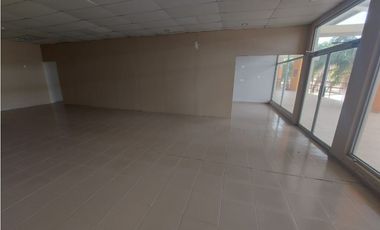 LOCAL / PLAZA CORONADO / 196 M2 / VISIBLE DESDE LA CALLE / VACIO