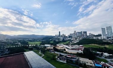 Exclusivo Penthouse en Bosque Real con Impresionante Vista al Campo de Golf