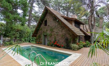 Casa 5 ambientes en Pinamar Pileta Climatizada