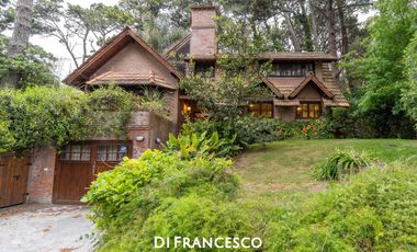 Casa 5 ambientes en Pinamar Pileta Climatizada