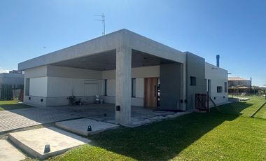 Casa Hermosa en Lagos de Canning