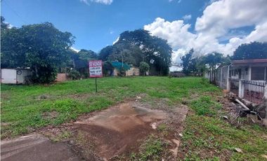 Se vende dos lotes con casa en zona comercial Chitre - Herrera.