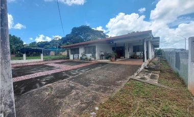 Se vende dos lotes con casa en zona comercial Chitre - Herrera.