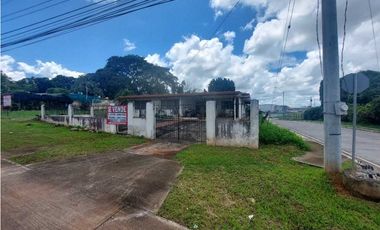 Se vende dos lotes con casa en zona comercial Chitre - Herrera.