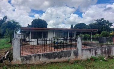 Se vende dos lotes con casa en zona comercial Chitre - Herrera.
