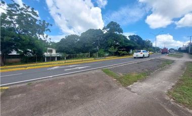 Se vende dos lotes con casa en zona comercial Chitre - Herrera.