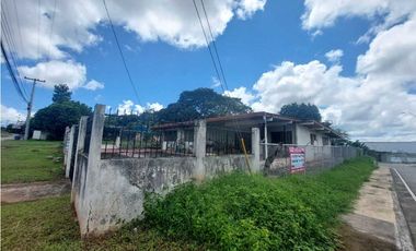 Se vende dos lotes con casa en zona comercial Chitre - Herrera.