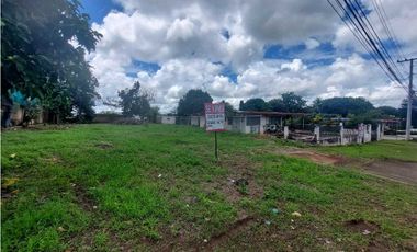 Se vende dos lotes con casa en zona comercial Chitre - Herrera.