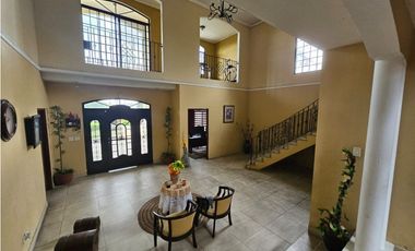 VILLA ZAITA / 2 NIVELES / 1250 M2 / 5 HABITACION / DEPOSITO / TERRAZA