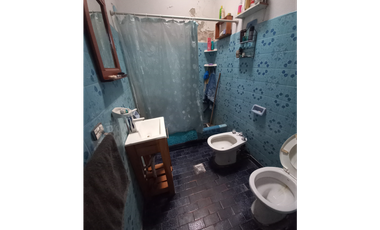 CASA CON LOCAL CALLE CANADA