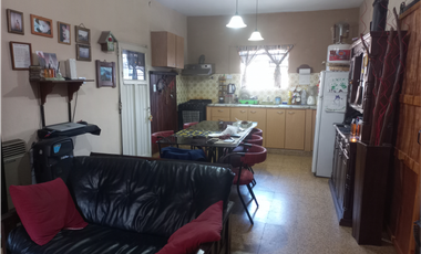 CASA CON LOCAL CALLE CANADA