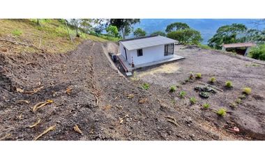 Maat vende Casa campestre, Quebrada Honda-Villeta 4.000m2 $220Millones