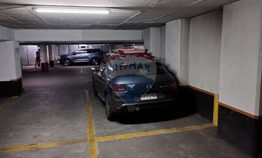 IMPERDIBLE  2 Estacionamientos(uno tras otro)