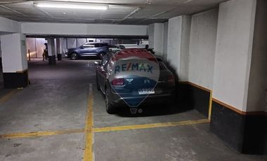 IMPERDIBLE  2 Estacionamientos(uno tras otro)