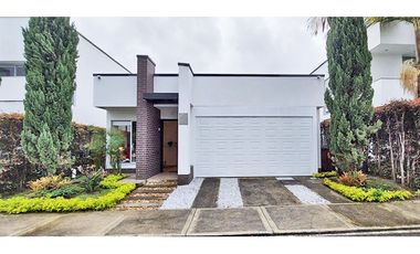 Vendo moderna casa remodelada El retiro a 5 minutos del parque