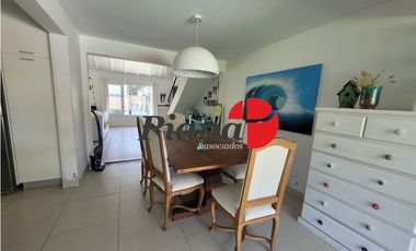 Casa en Venta - Zona Lasalle - Refaccionada - Piscina