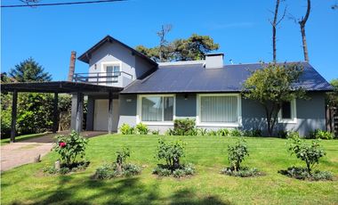 Casa en Venta - Zona Lasalle - Refaccionada - Piscina