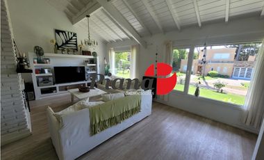 Casa en Venta - Zona Lasalle - Refaccionada - Piscina