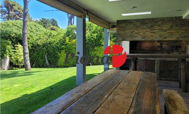 Casa en Venta - Zona Lasalle - Refaccionada - Piscina