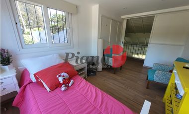 Casa en Venta - Zona Lasalle - Refaccionada - Piscina