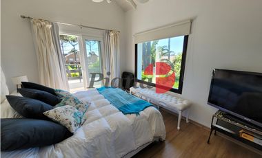 Casa en Venta - Zona Lasalle - Refaccionada - Piscina