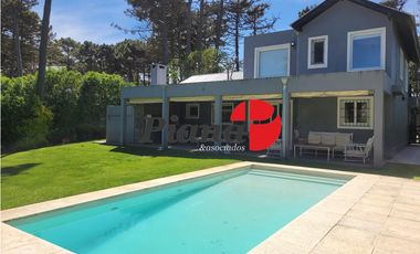 Casa en Venta - Zona Lasalle - Refaccionada - Piscina