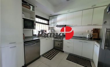 Casa en Venta - Zona Lasalle - Refaccionada - Piscina