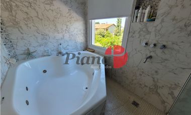 Casa en Venta - Zona Lasalle - Refaccionada - Piscina