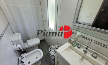 Casa en Venta - Zona Lasalle - Refaccionada - Piscina