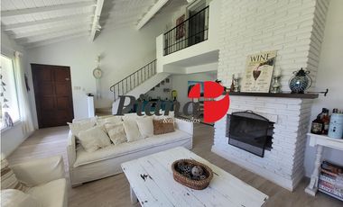 Casa en Venta - Zona Lasalle - Refaccionada - Piscina