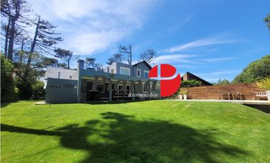 Casa en Venta - Zona Lasalle - Refaccionada - Piscina