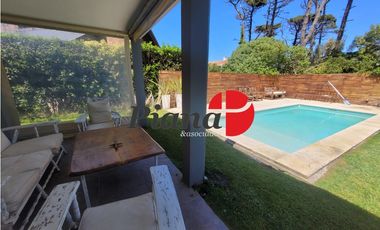 Casa en Venta - Zona Lasalle - Refaccionada - Piscina