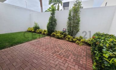 Venta Casa Moderna de Estreno en Urb. La Costa Samborondón