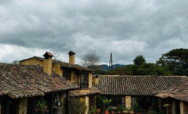 Vendo espectacular casa colonial en prestigioso conjunto cerrado, La Calera