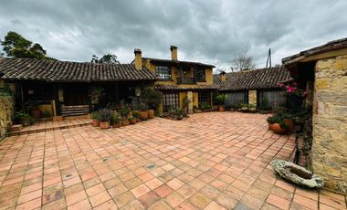 Vendo espectacular casa colonial en prestigioso conjunto cerrado, La Calera