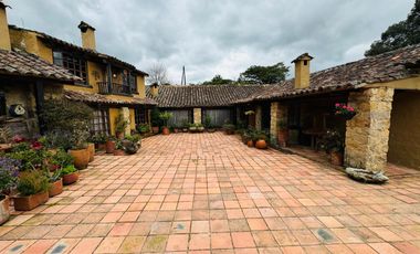 Vendo espectacular casa colonial en prestigioso conjunto cerrado, La Calera