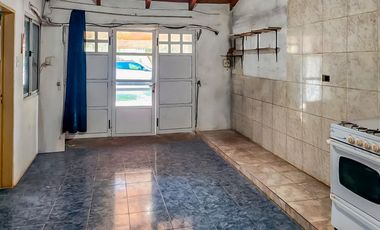 VENTA - Casa 2 dormitorios con departamento 1 dormitorio. Oliveros.