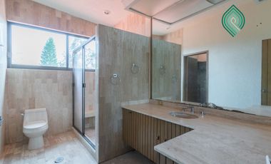 CASA CON JARDIN EN BOSQUES DE LAS LOMAS VENTA O RENTA