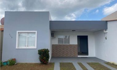 Se alquila casa en las Arboledas Cluster los olivos