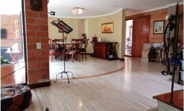 Vendo amplia casa para remodelar en el Poblado los Balsos