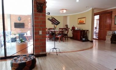 Vendo amplia casa para remodelar en el Poblado los Balsos