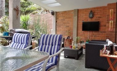 Vendo amplia casa para remodelar en el Poblado los Balsos